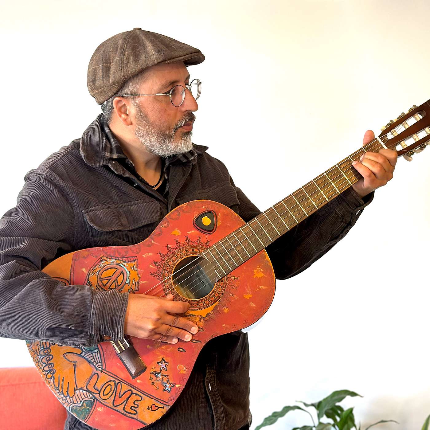 סיפורו המפתיע של האיש עם הגיטרה - תומר ביטון