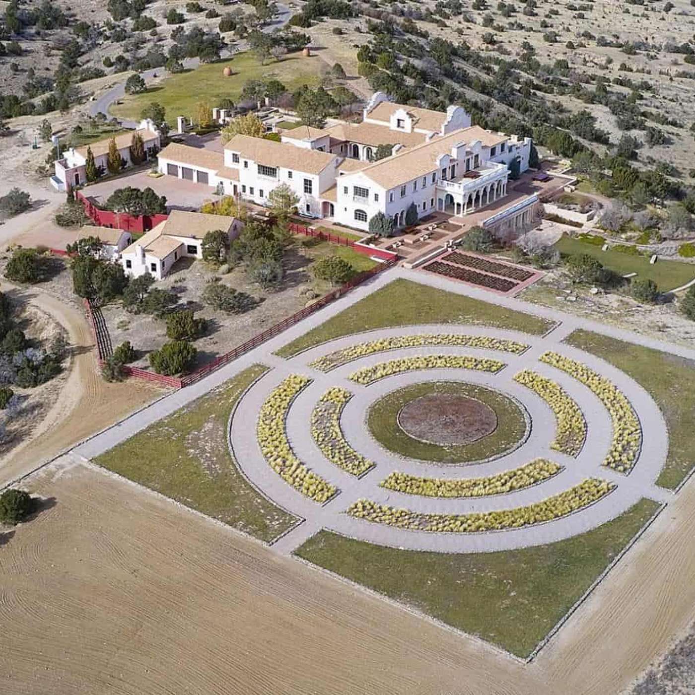 Episodio 1321: Sacerdote Exorciza Durante 3 Días El Rancho De Jeffrey Epstein | ¿Que fue lo que encontraron?
