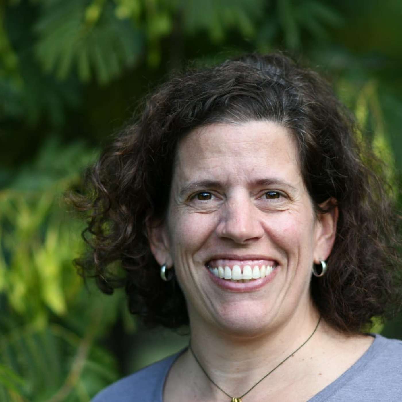 Out Standing in Her Field (literally).  Science Communication with Dr. Maria Luz "Malu" Zapiola: 1st Bilingual Episode! (S9:E2)