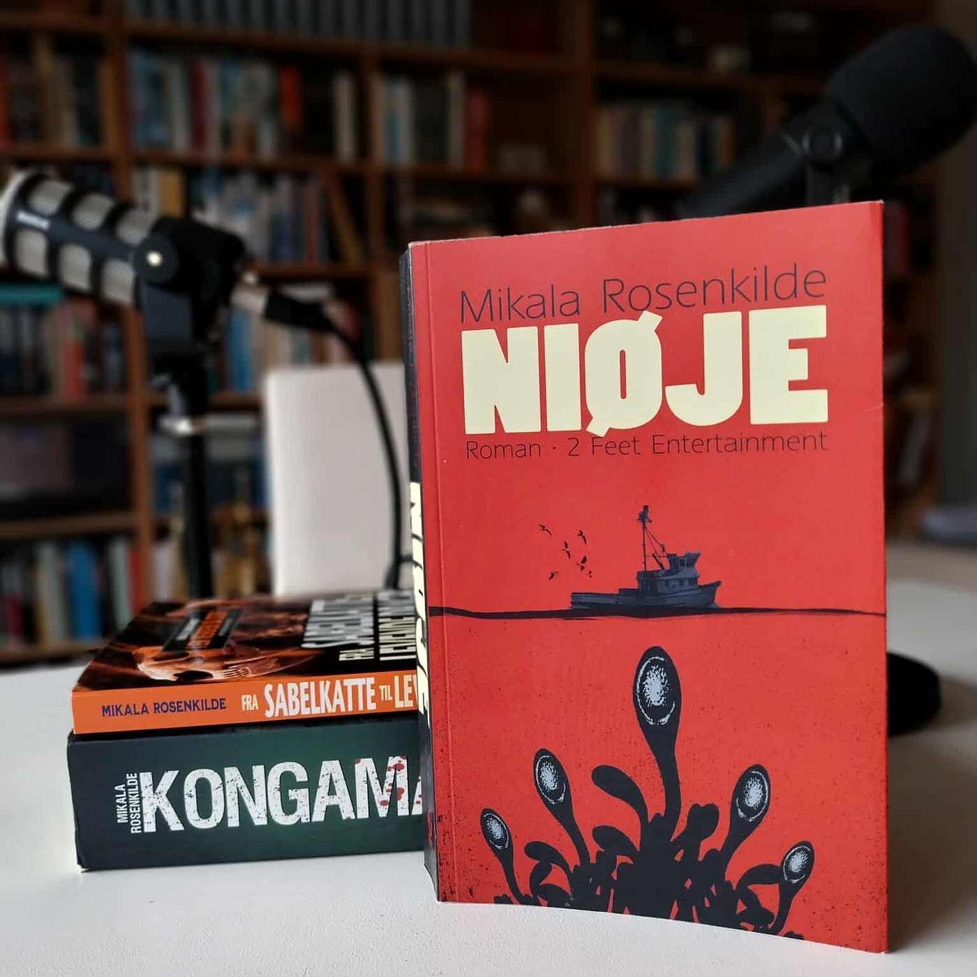 En mørk og satirisk spændingsroman - lige til at putte sig med i læsekrogen