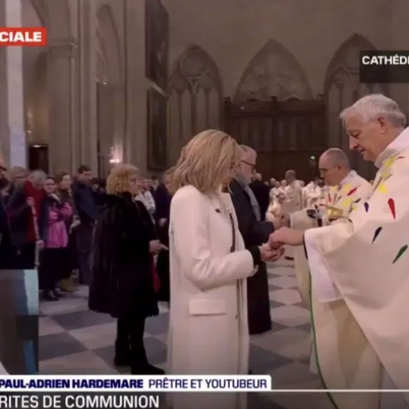Episodio 1050: 😮 La mujer de Macron DIVORCIADA Recibió La Comunión en Notre-Dame Nuevas Casullas En Vivo Luis Román