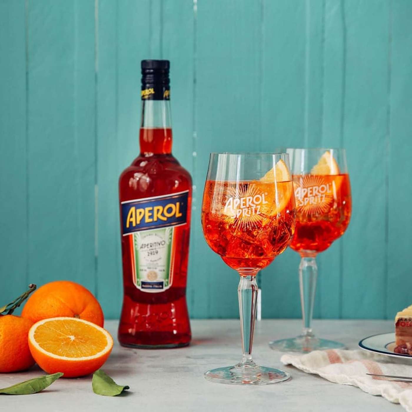 How Aperol applies the power of lateral social proof to become more appealing