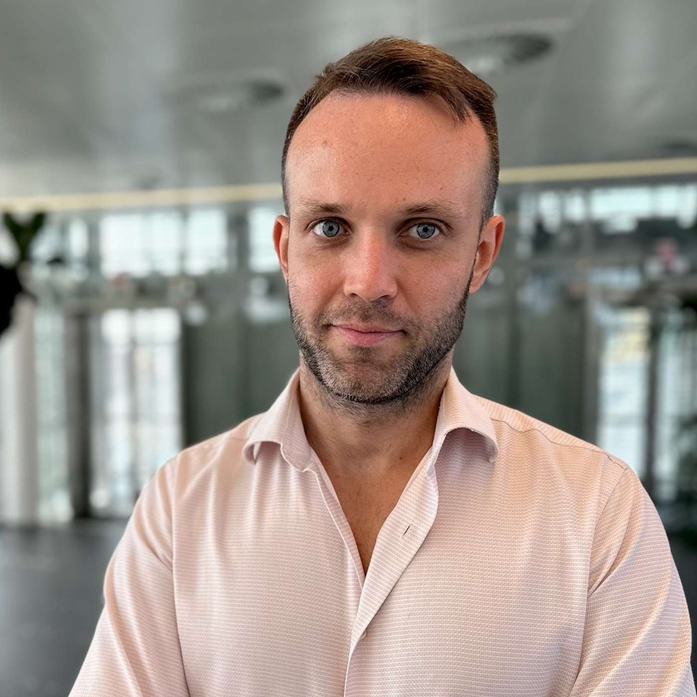 Tomáš Pfeiler (CYRRUS): Čínská DeepSeek může být studenou sprchou pro bezbřehý optimismus ohledně AI a masivní investice technologických firem episode artwork