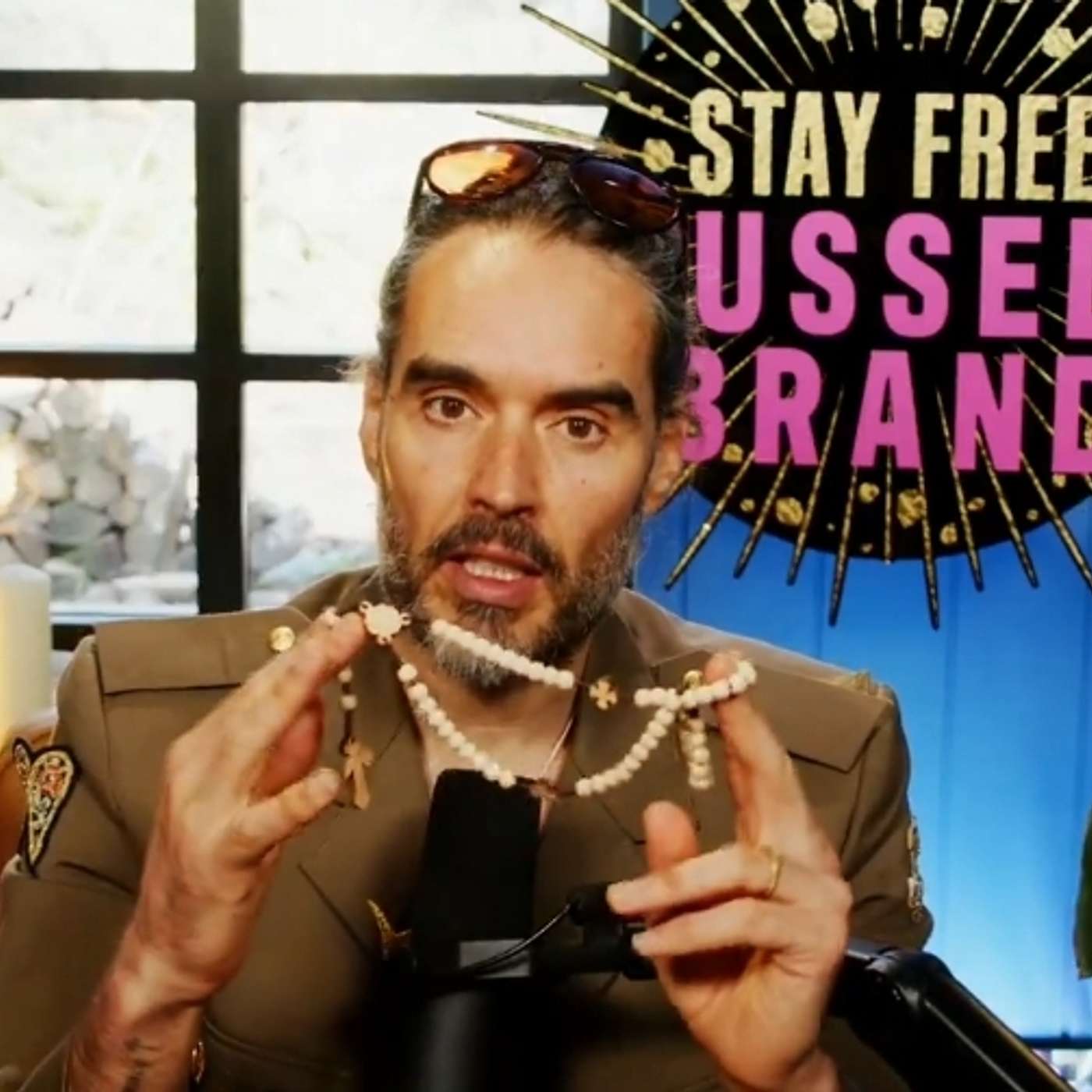 Episodio 954: 🔥 NO CATÓLICO Russell Brand PIDE REZAR El Santo Rosario TODOS Los Días  / Luis Román