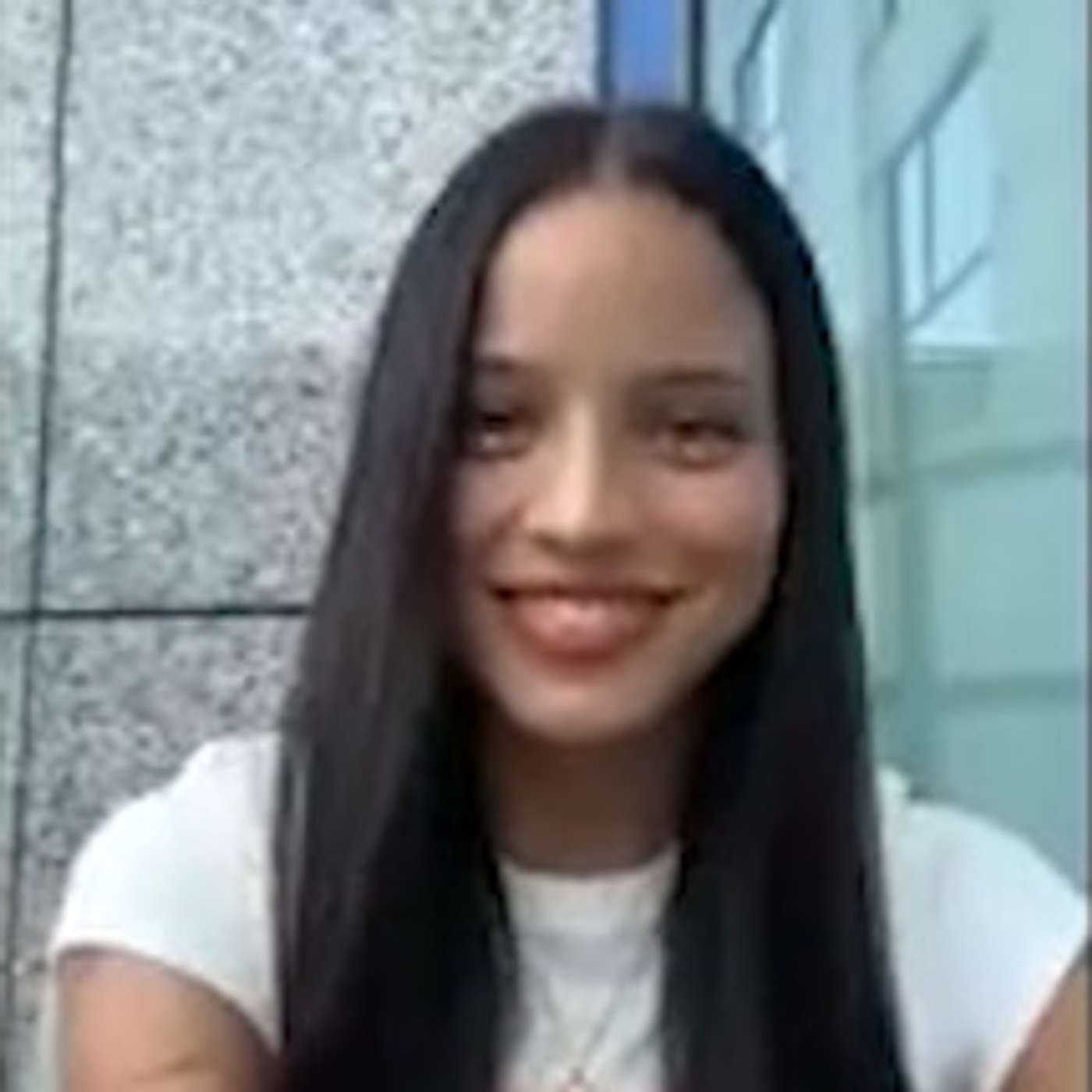 Entrevista a Emilia: “Este mes salen mis brillitos, los originales” episode artwork