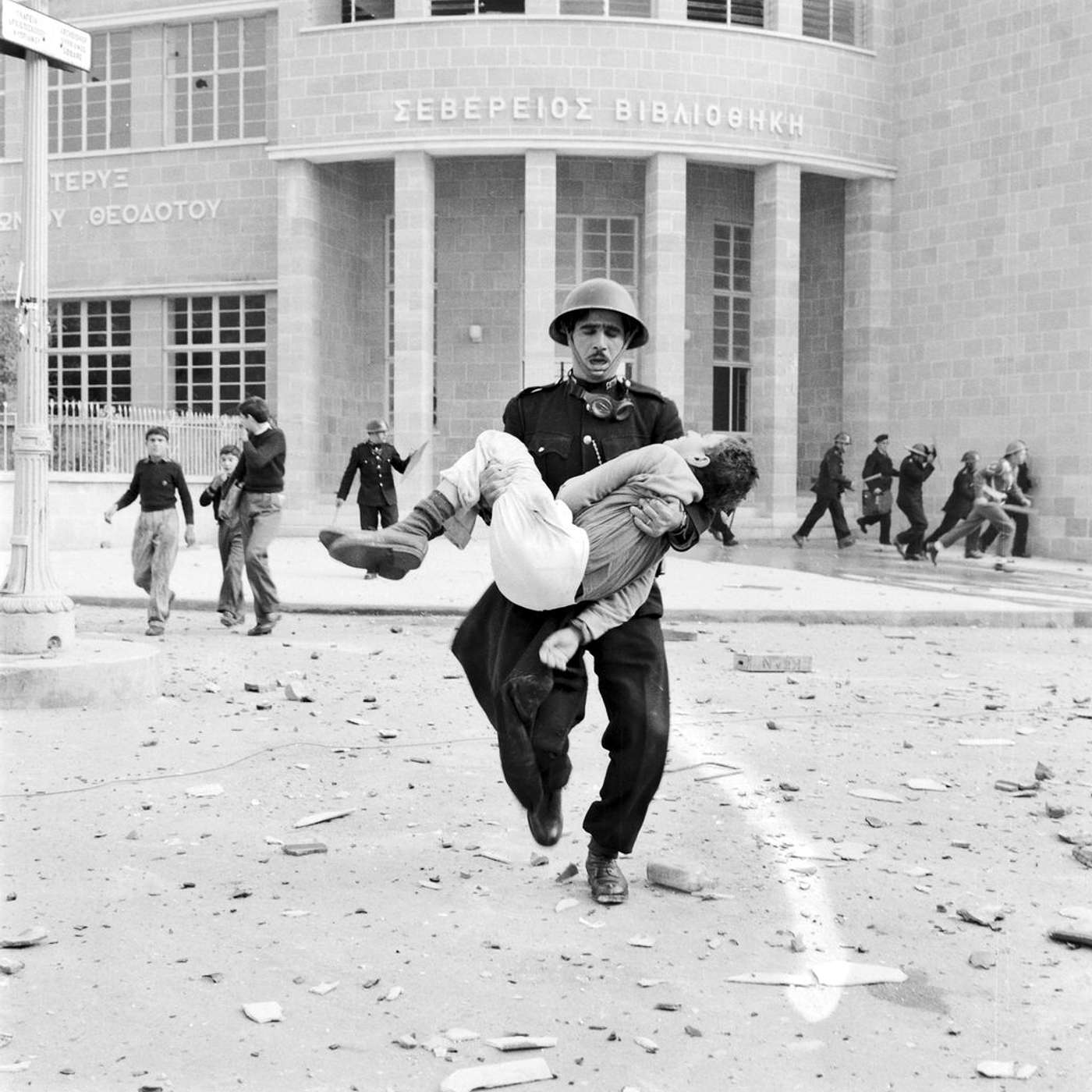 257. (Πέτρο)βολισμός: Η μάχη στη Σεβέρειο Βιβλιοθήκη