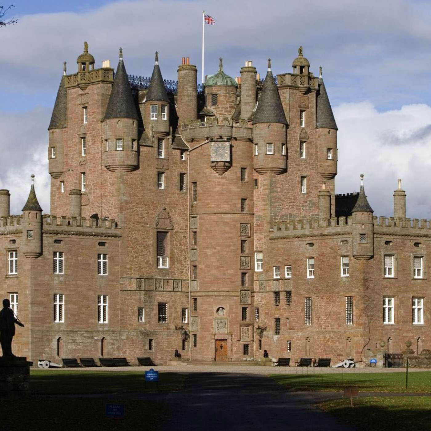 Glamis Castle, Scozia alla scoperta di luoghi  pieni di fascino e mistero    di Ilaria Zavatti episode artwork