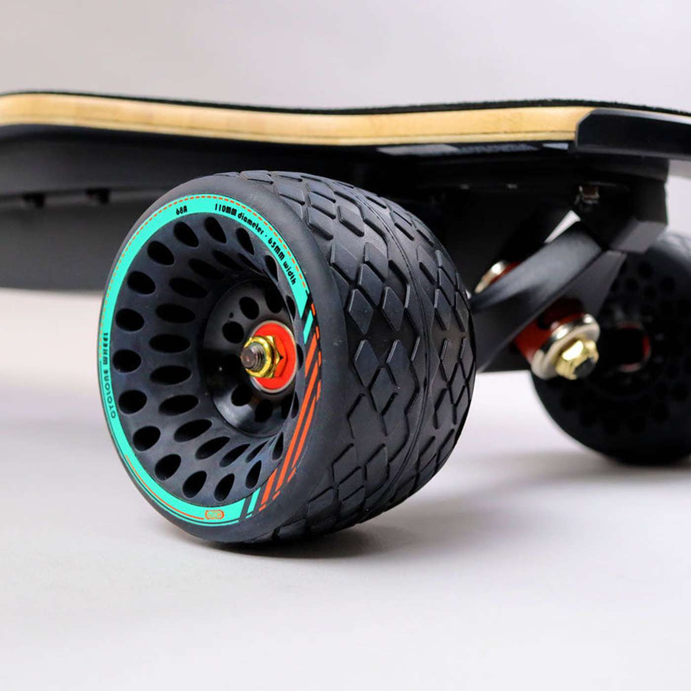 HOW FAR CAN AN ELECTRIC SKATEBOARD TRAVEL ON A SINGLE CHARGE?