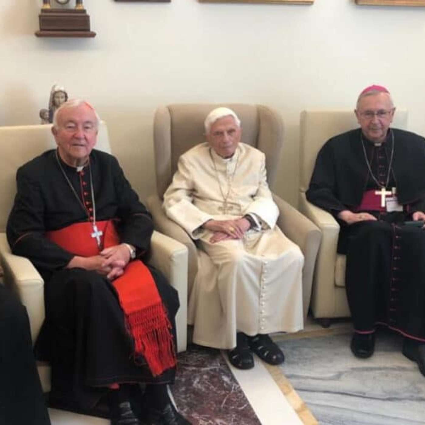 Episodio 623: Papa Benedicto XVI CONSAGRARÁ   Rusia y Ucrania Con Papa Francisco ¿Qué es Consagración? Luis Roman episode artwork
