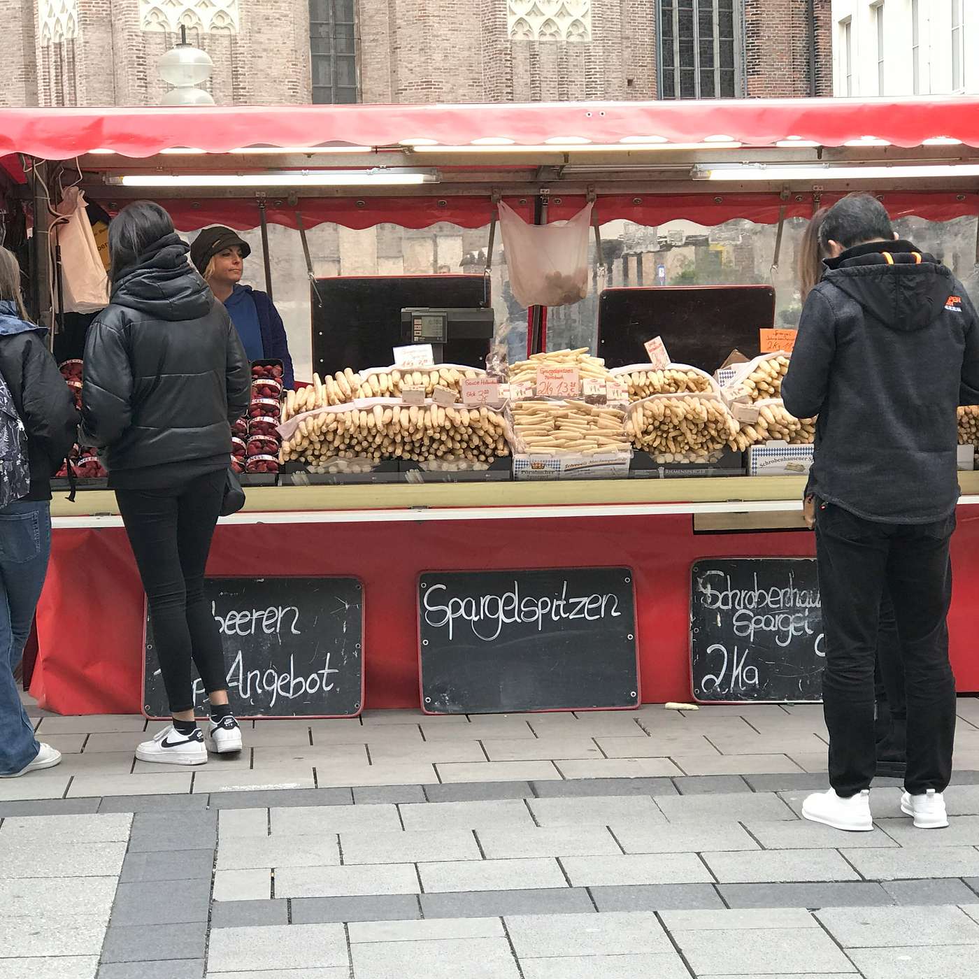 The strange cult of white asparagus