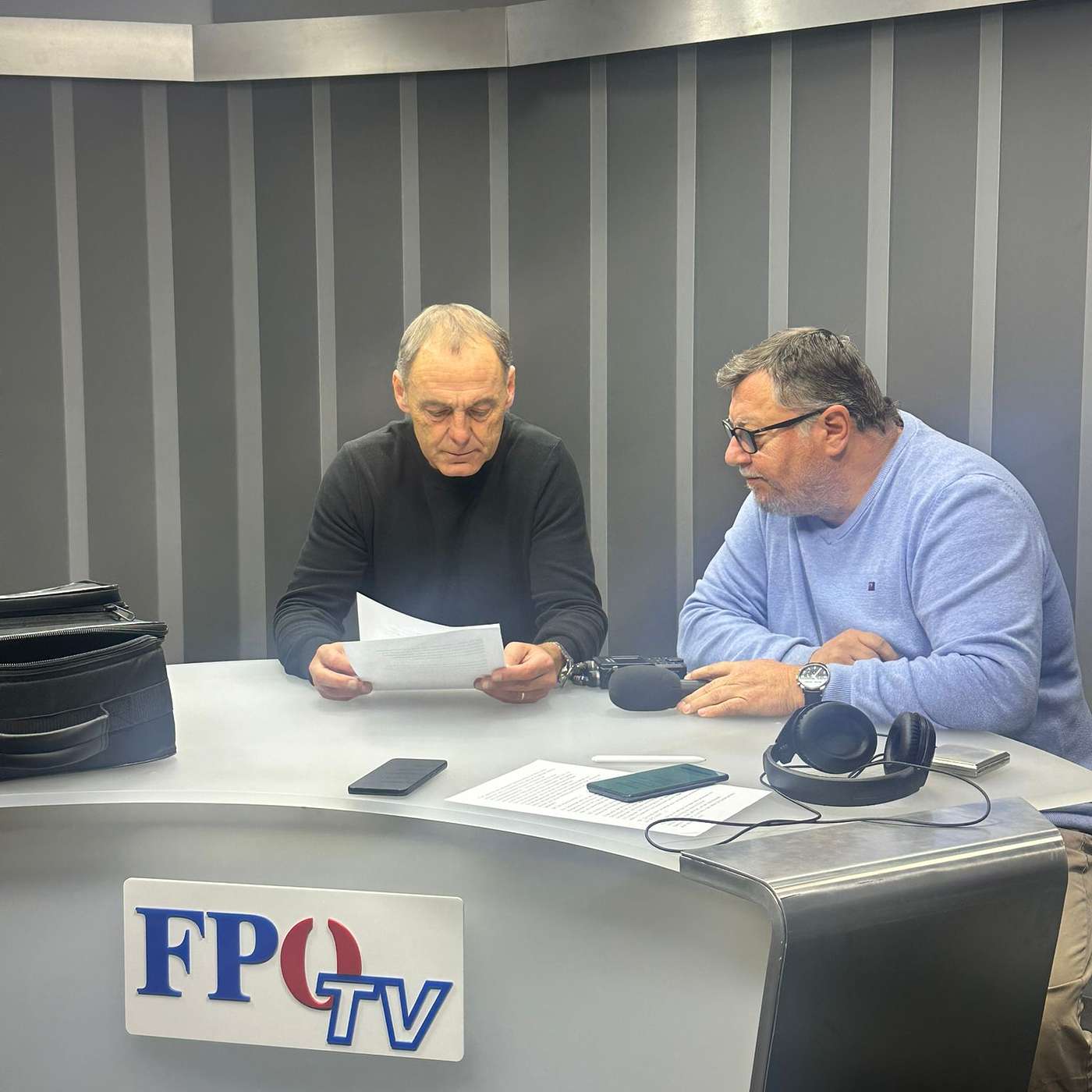 "Sie verstecken Ihr Erspartes unter den Fußboden-Dielen, nicht wahr?"