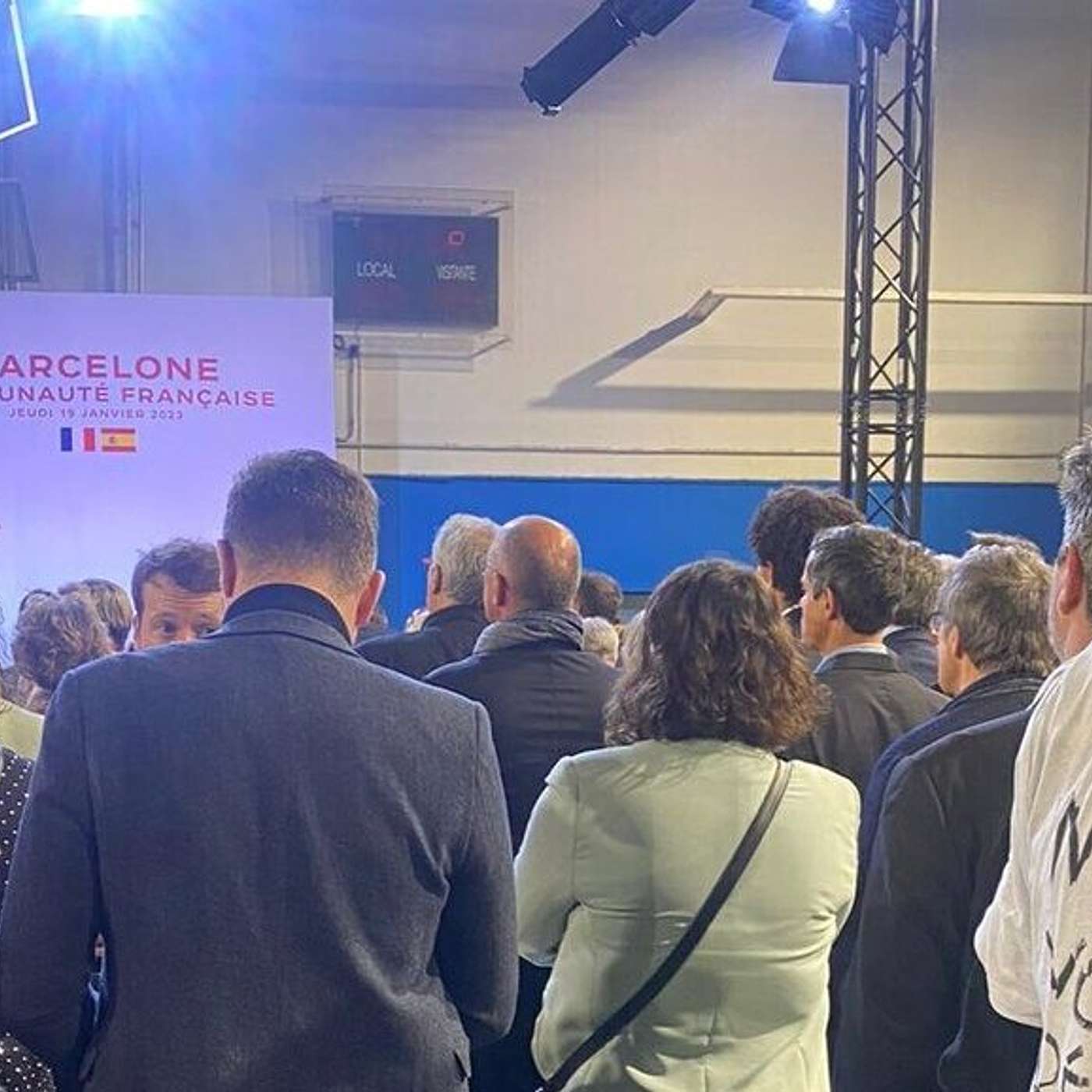 Qui est le jeune homme expulsé de la rencontre avec Emmanuel Macron à Barcelone ?