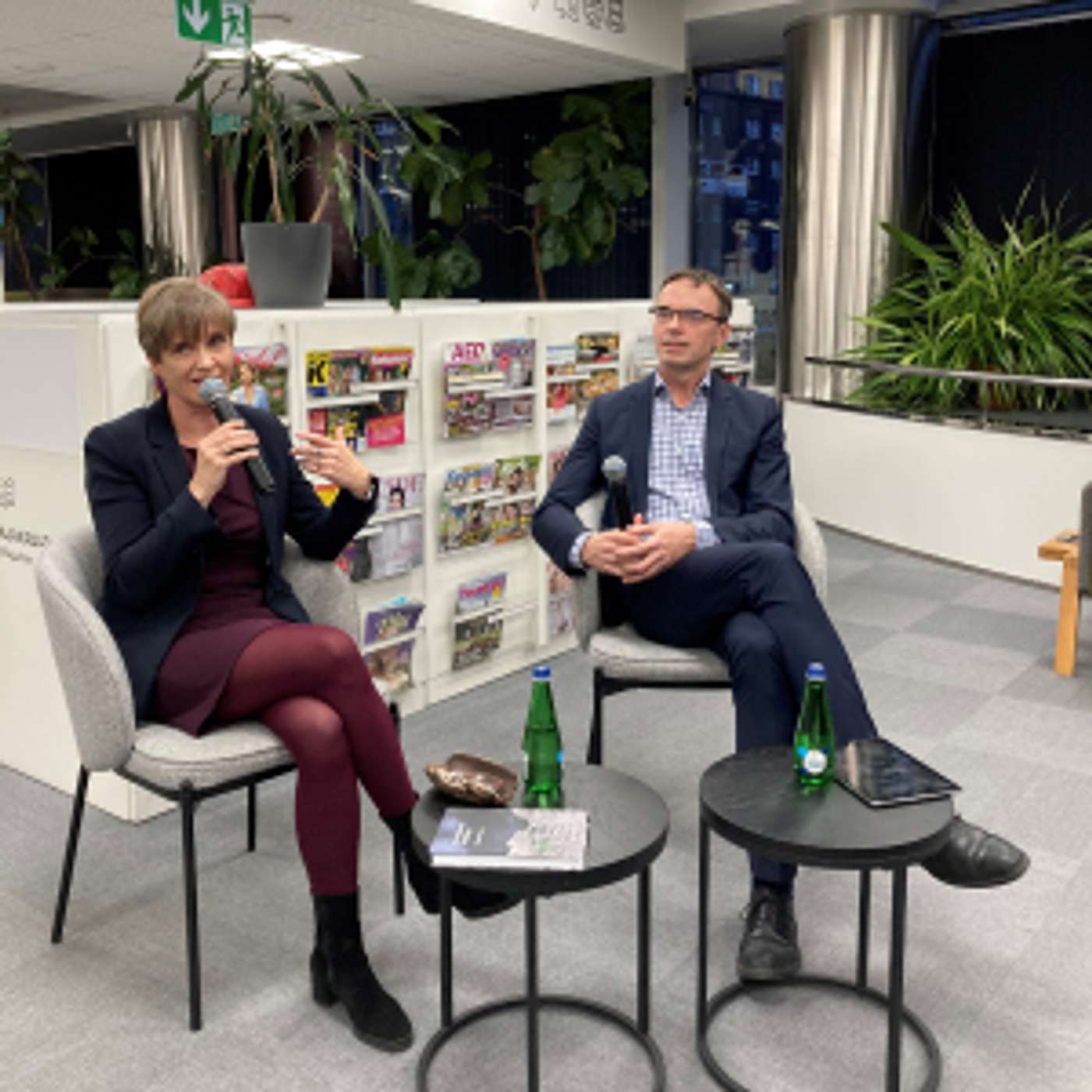 Kirjanikud keskpunktis: Maarja Kangro ja Sven Mikser