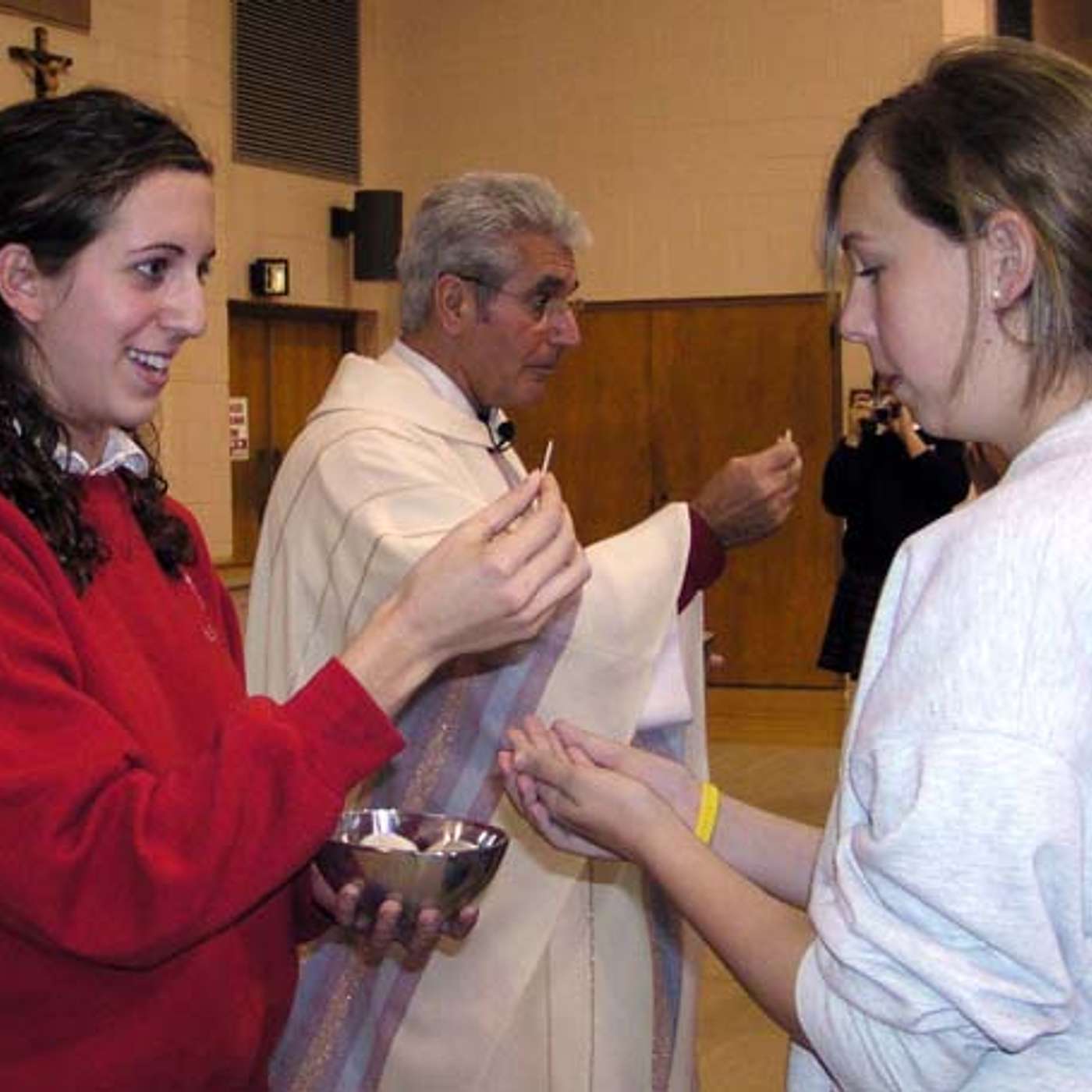 Episodio 1030: 🚨 Católicos Piden La PROHIBICIÓN De La COMUNIÓN En La Mano 🔥 Resultados De ENCUESTA / Luis Román