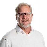 Dr. Krister Lowe