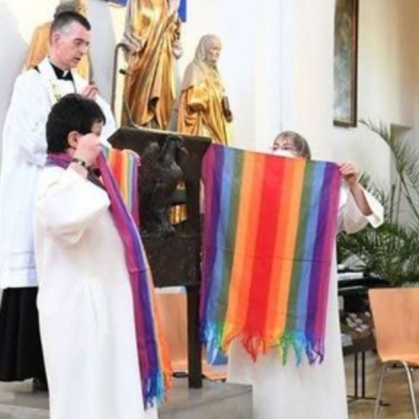 Episodio 714: Obispos Desafían Al Vaticano Publican Liturgia Bendición Parejas Gays / Vigano Reaciona /Luis Roman episode artwork