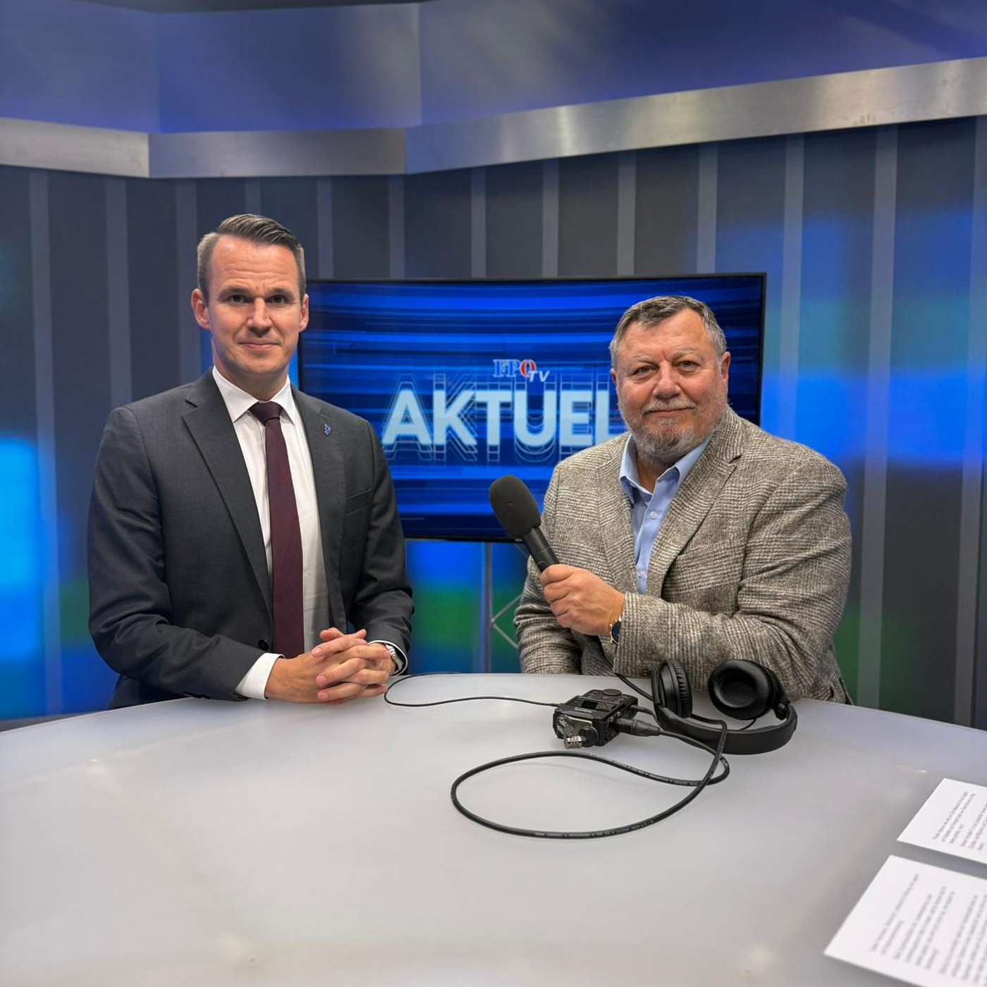 "Wir werden nachsehen, wer diese woken Schulbücher für unsere Kinder freigibt!"