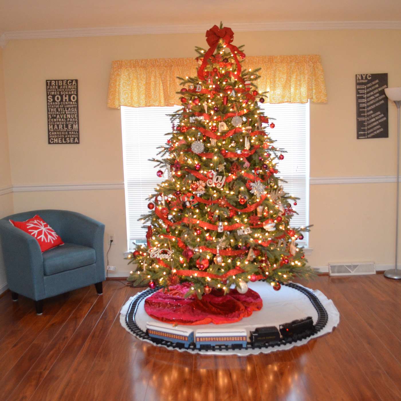 Decorating a Personal AND Pinterest-worthy Christmas Tree