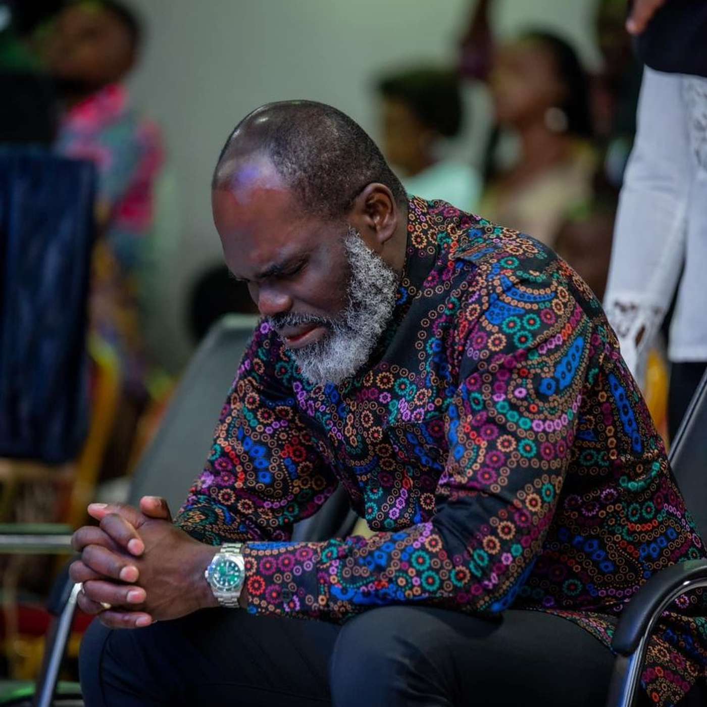 Bénédiction matinale avec le révérend Francis Ngawala