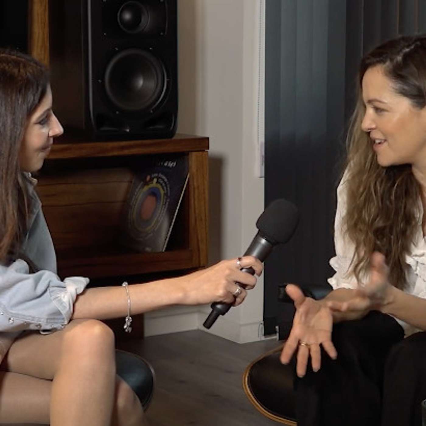 Entrevista a Natalia Lafourcade: "'De Todas Las Flores' viene de una historia de amor tóxico" episode artwork