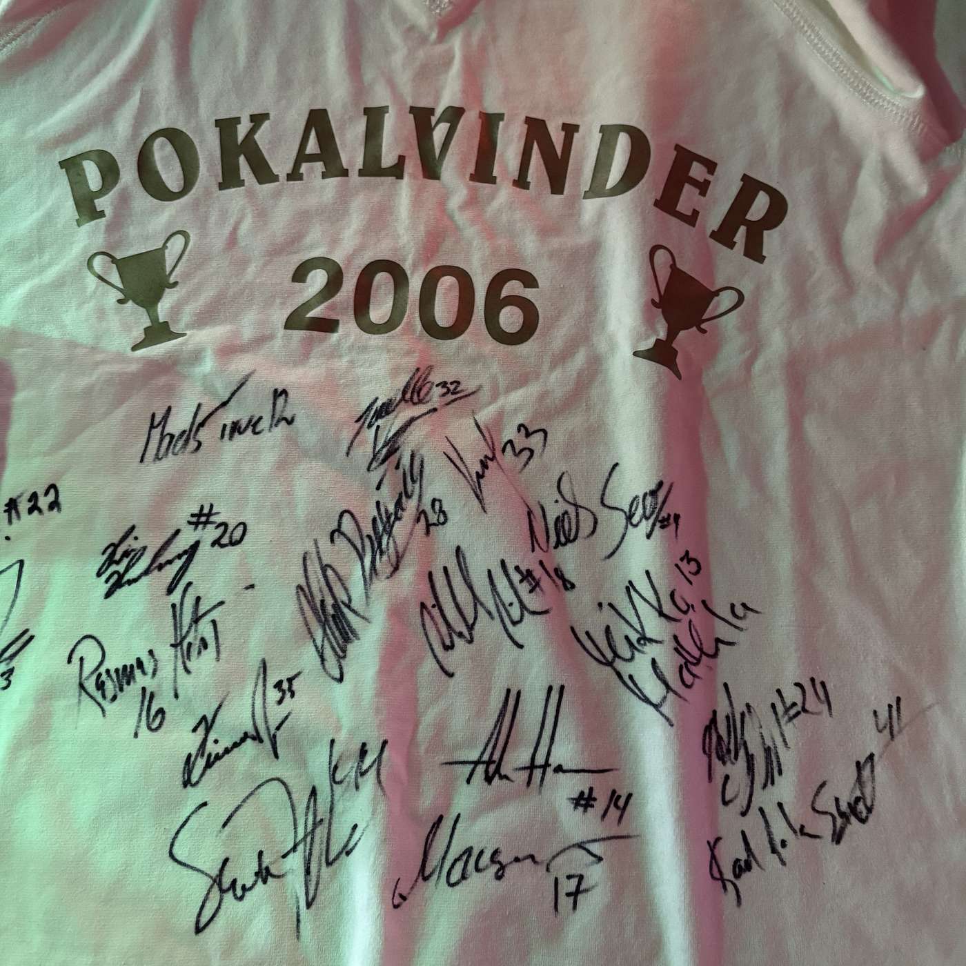 Superfan samler på trøjer, signerede stave og ......et pudevår episode artwork