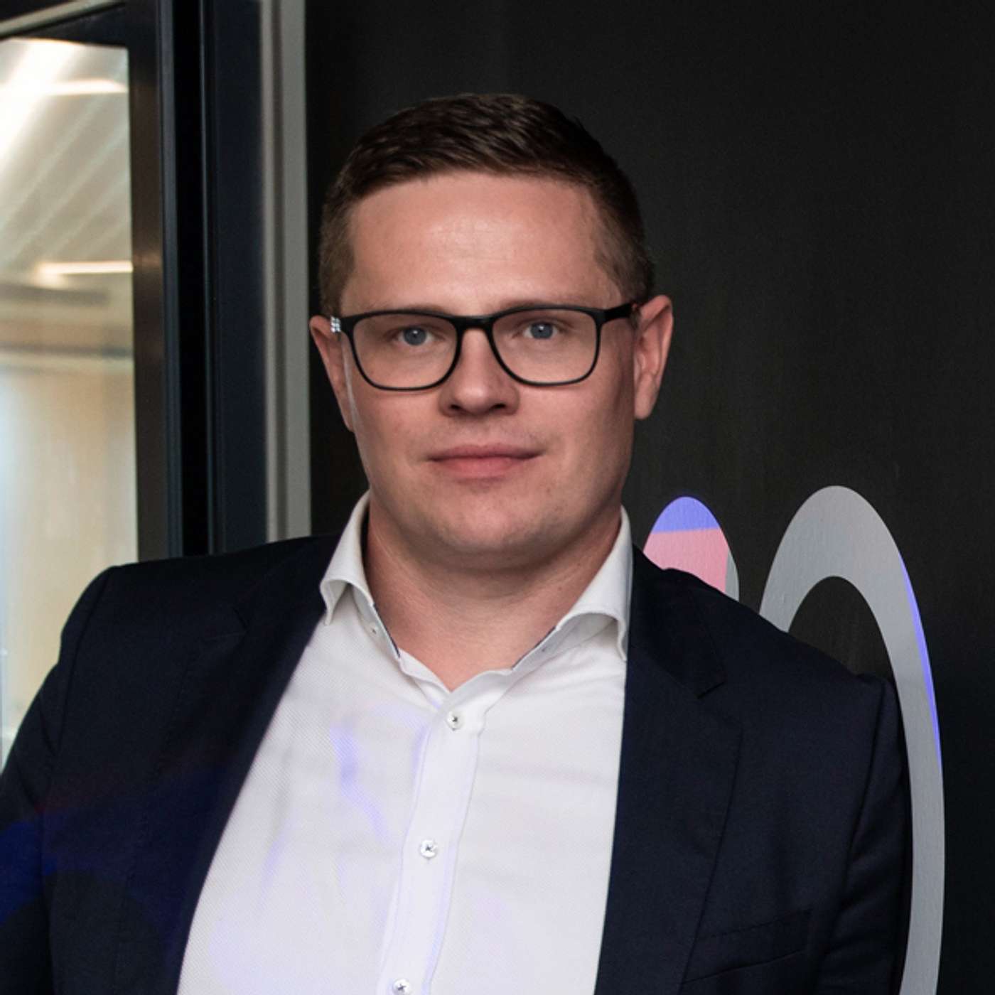 Ep525: How a combined approach using AI and human intelligence can combat money laundering