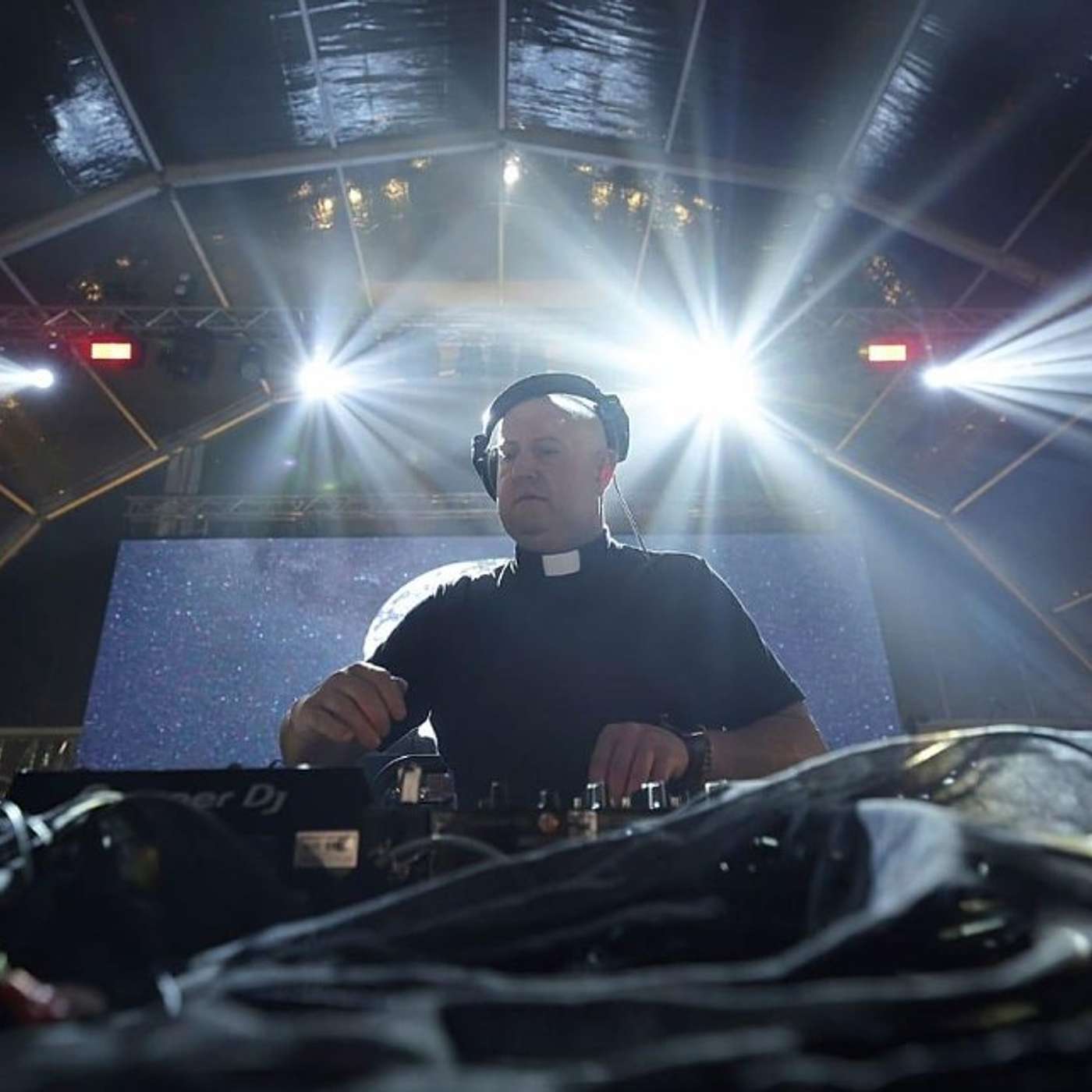 Episodio 1277: El Sacerdote DJ Guilherme Peixoto Y Bad Bunny | Musica Sacra Luis Román