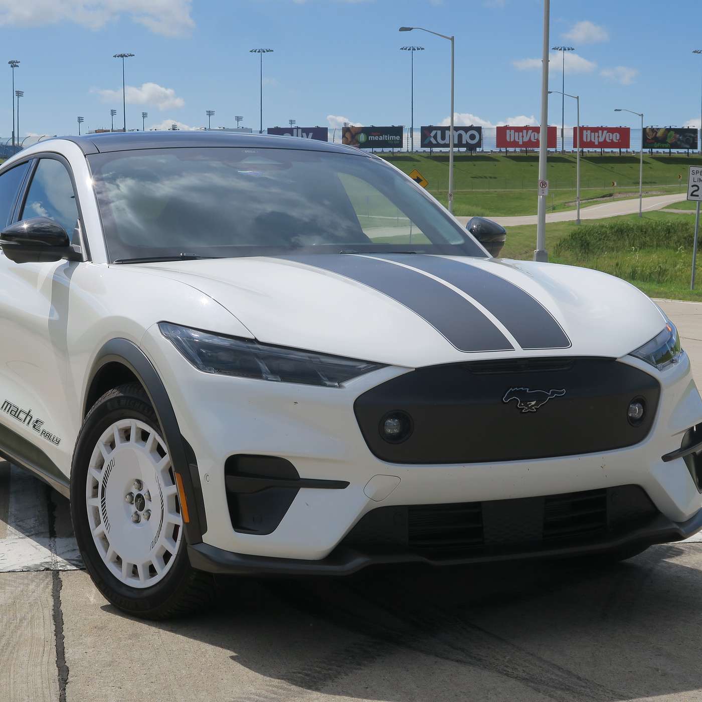 Cherokee Comeback, EV Rally in the Dirt, and Robotaxis Rise