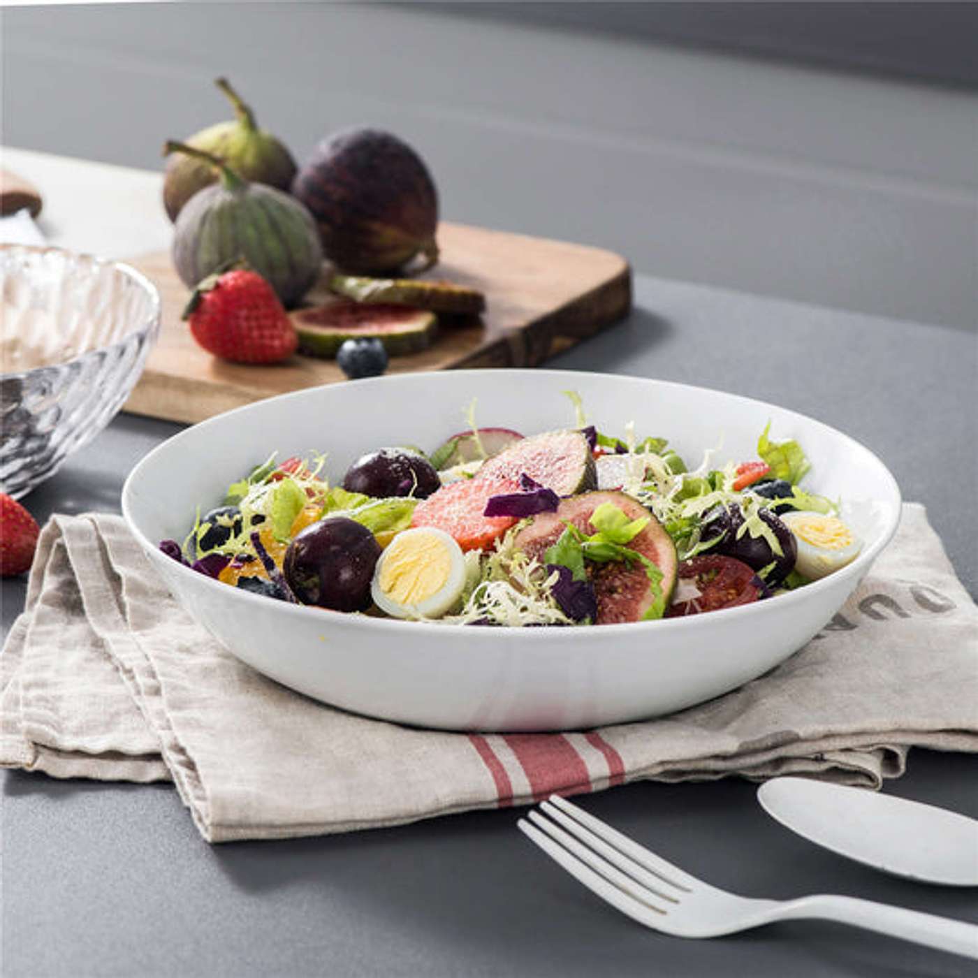 What types of food can be served on porcelain plates