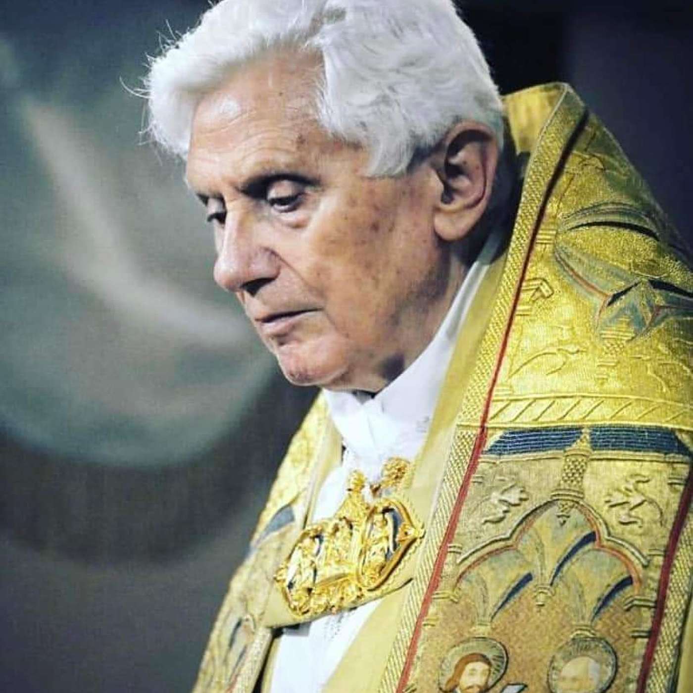 Episodio 762: Benedicto XVI Su Vida, Legado, Renuncia, Controversias y su Fueneral Padre Charles Murr y Luis Roman episode artwork
