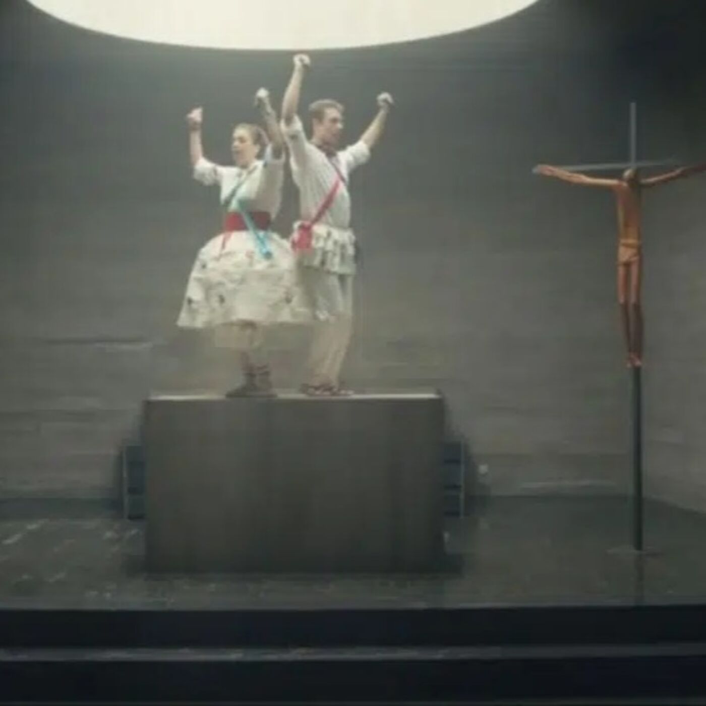 Episodio 718: Pareja Baila En Altar Católico Con Permiso Del Párroco Para Video Turistico / Indignación Luis Roman