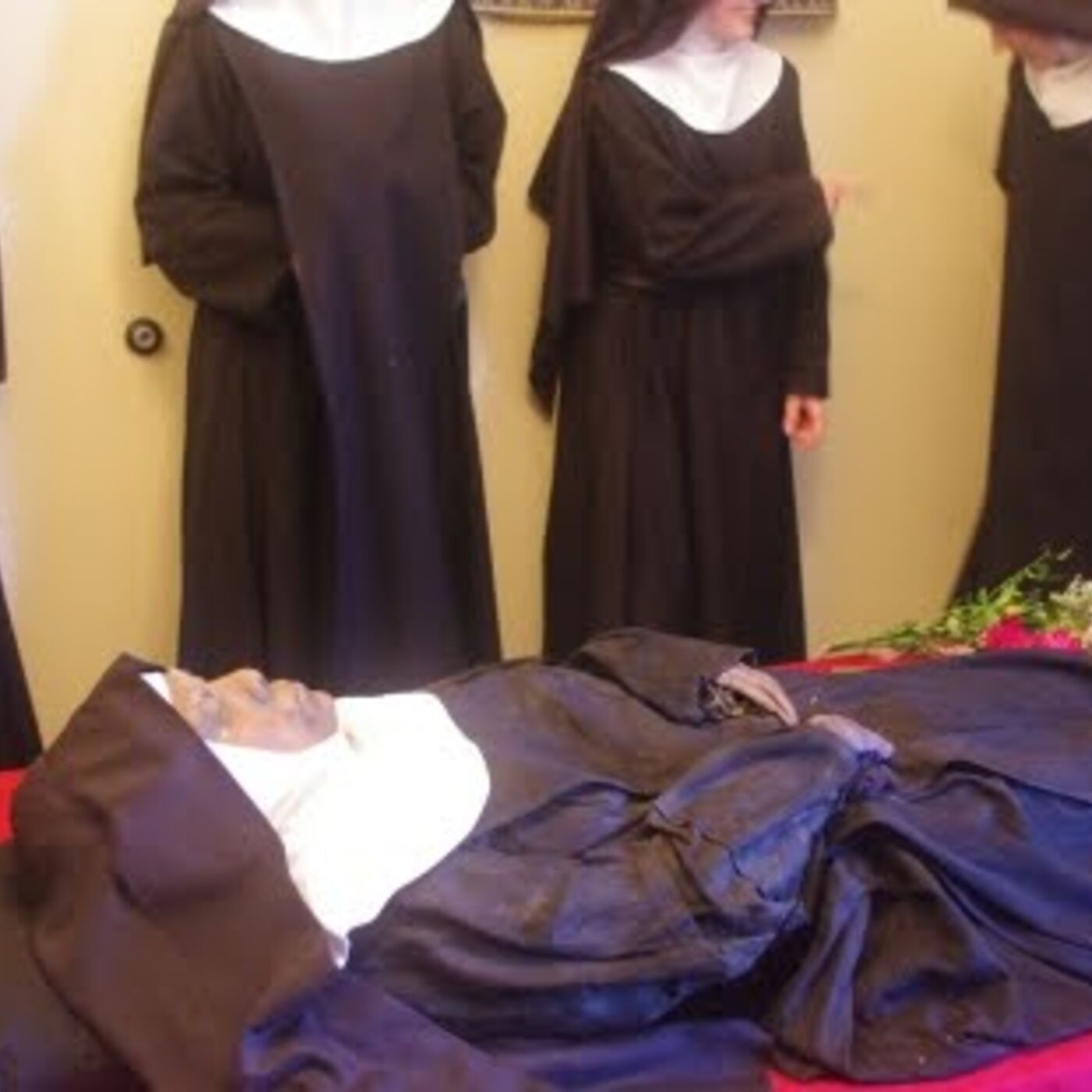 Episodio 823: Exhuman cuerpo Incorrupto de fundadora de congregación En USA ¿Milagro? ¿Ya Es Santa? /  Luis Román