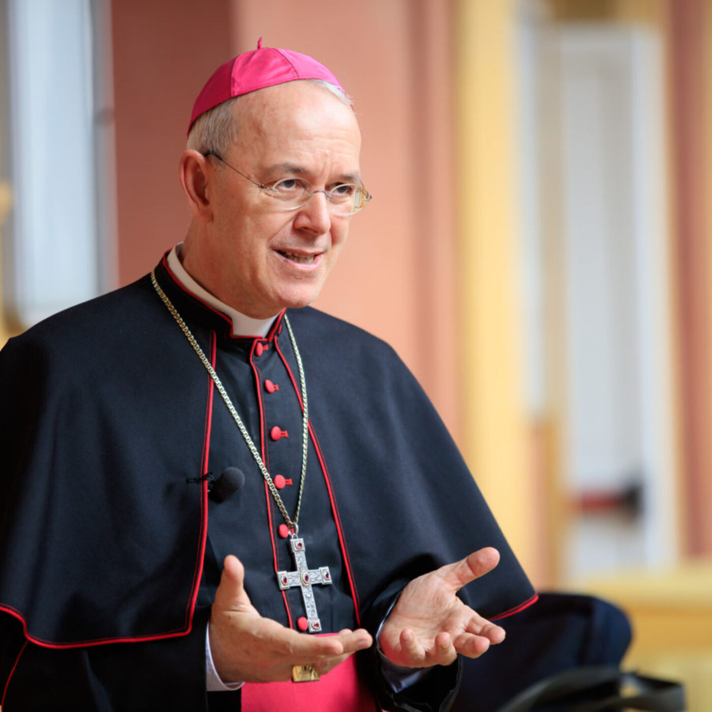 Episodio 906: Obispo Schneider Habla sobre Aprobación de las Bendiciones a Parejas Del Mismo Sexo con Luis Román