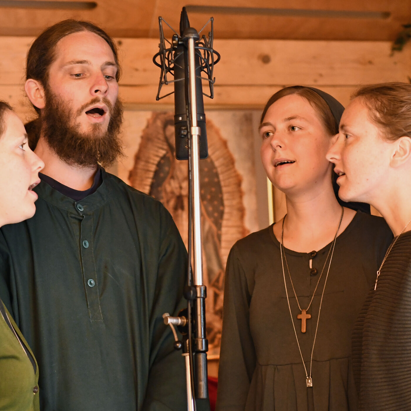Episodio 901: 🎶 PAZ En Medio Del CAOS / Música Sacra Verdaderamente Católica / Entrevista Harpa Dei con Luis Román