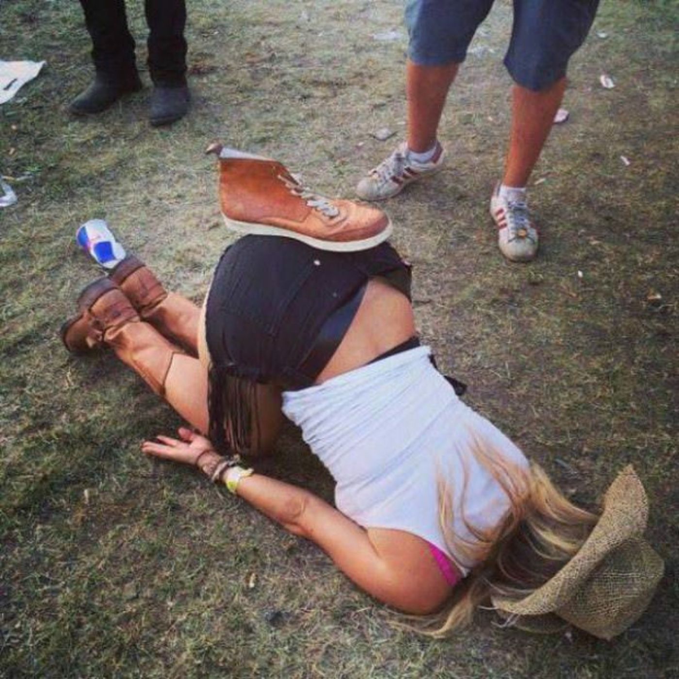 Включи пьяную девочку. Русские пьяные девочки. Пьяные девушки в квартире. Женщина, которая поет. Пьющая девушка.