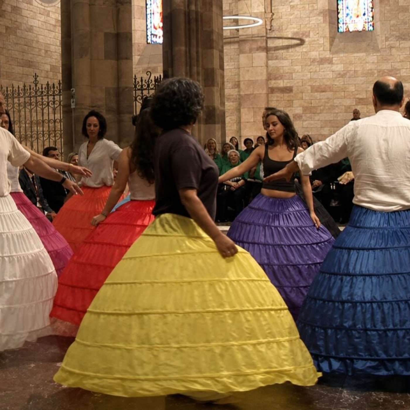 Episodio 1322: Sacerdote Niega La Asunción De La Virgen María En Misa Con Danza Arcoíris con Hombres En Falda