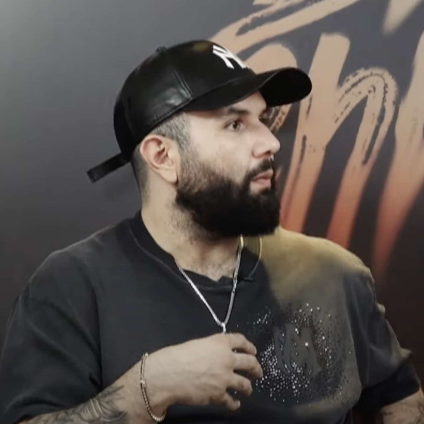 Entrevista a Carín Leon: "Al principio batallamos un poquito para ser aceptados" episode artwork