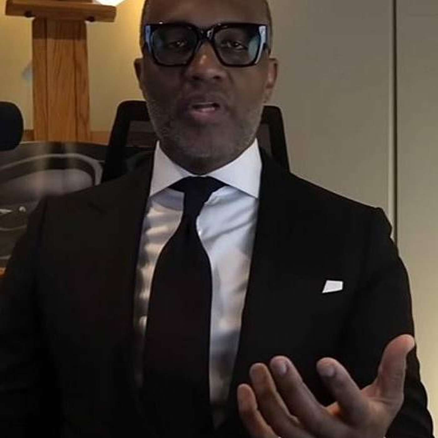Kevin Samuels ANNIHILATES Karens Here {Reaction} | Helios Blog 977