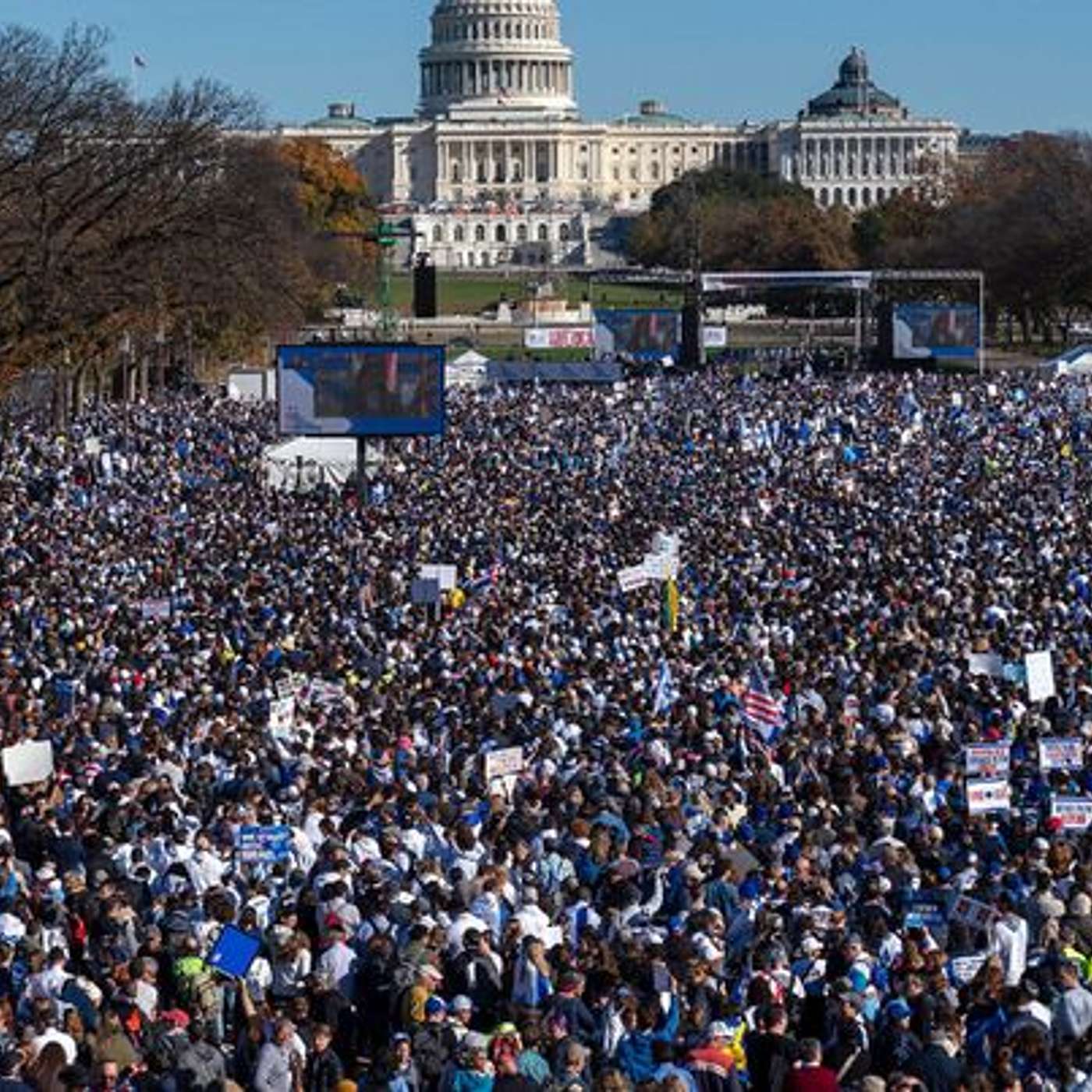 Peaceful vs Hateful - a Comparison of Two Protests