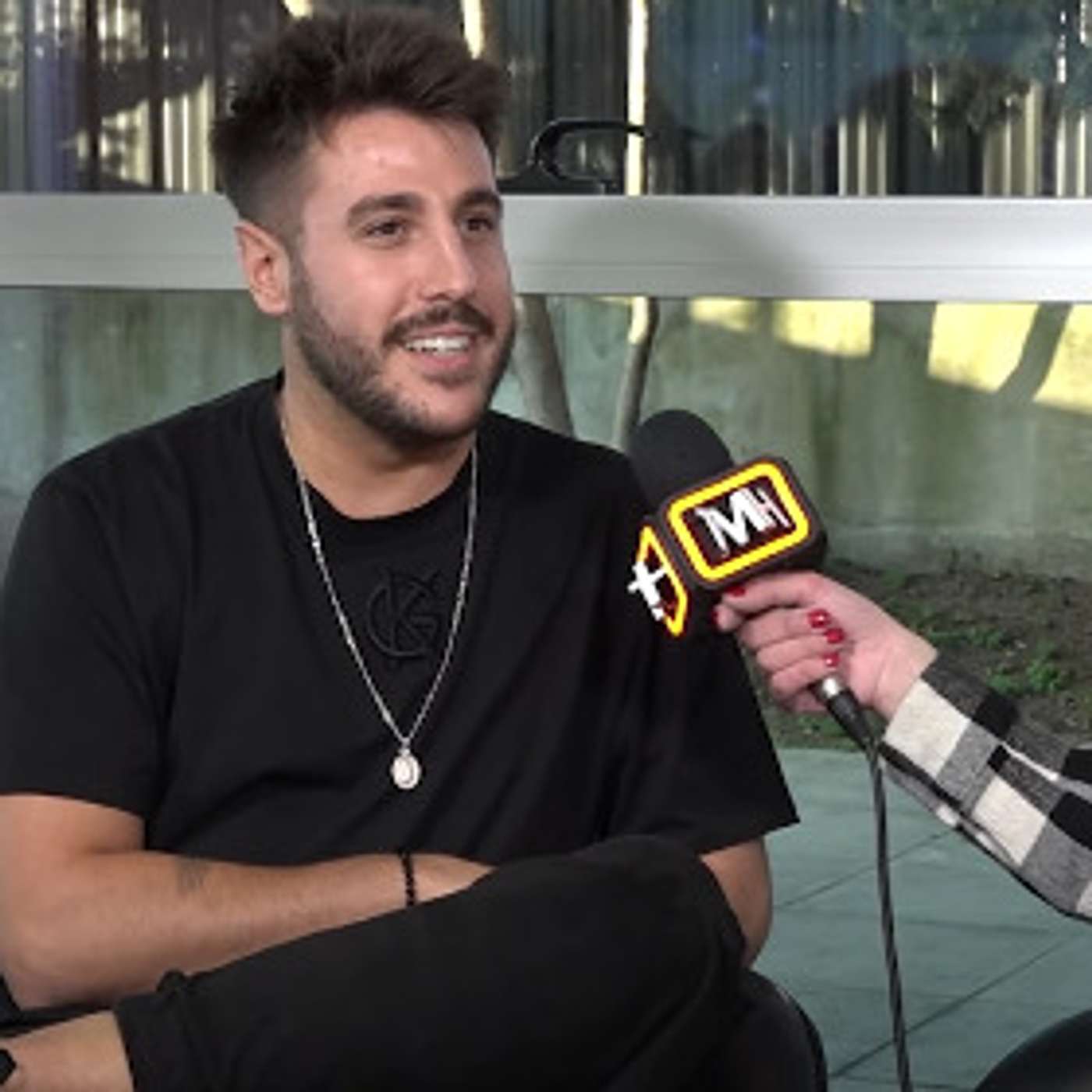 Un grupo de fans entrevista a Antonio José: "Siempre intento escribir con historias mías” episode artwork