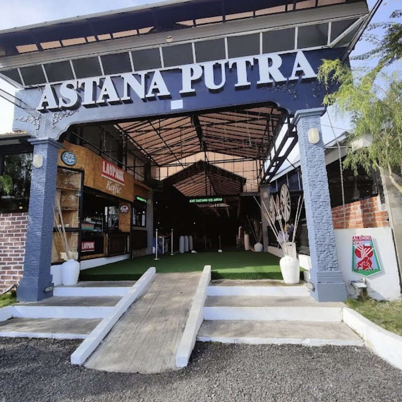 Viral video of the Professor falling off the ramp is wrong.